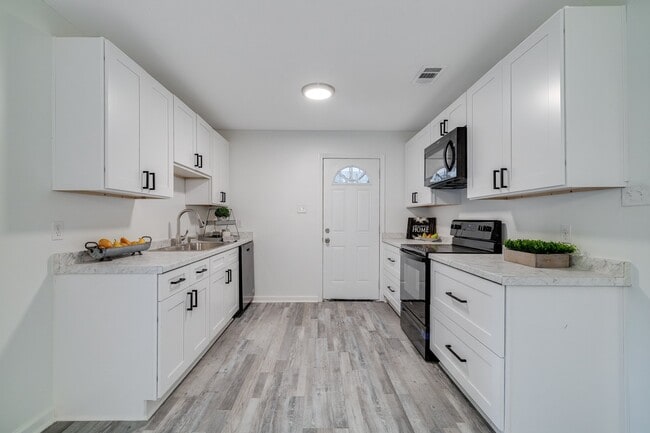 Building Photo - 925 Staley Ave