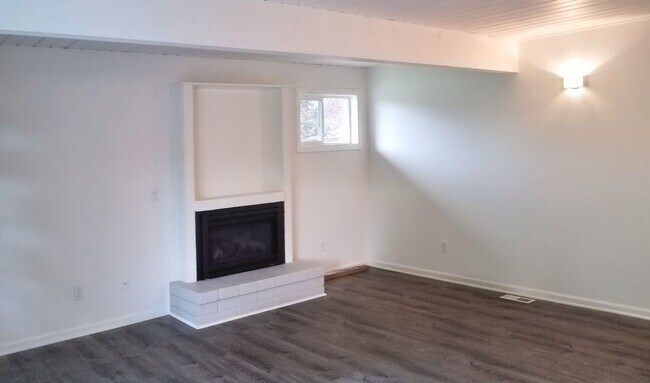 Building Photo - Updated 2 Bedroom 1 bath duplex in NW Corvallis!