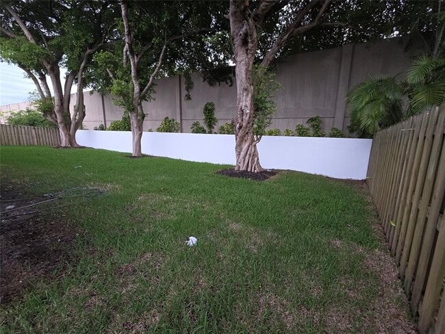 Building Photo - 6701 W Wedgewood Ave