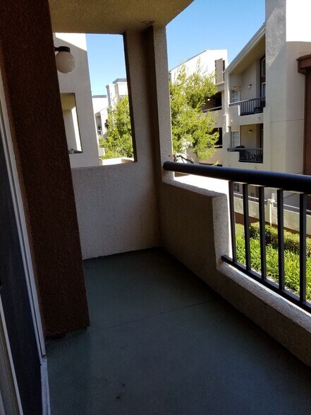 Balcony - 5540 Owensmouth Ave