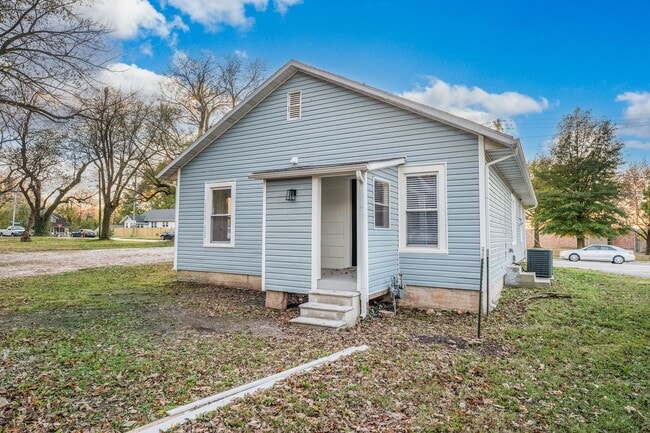 Building Photo - Available May 15!