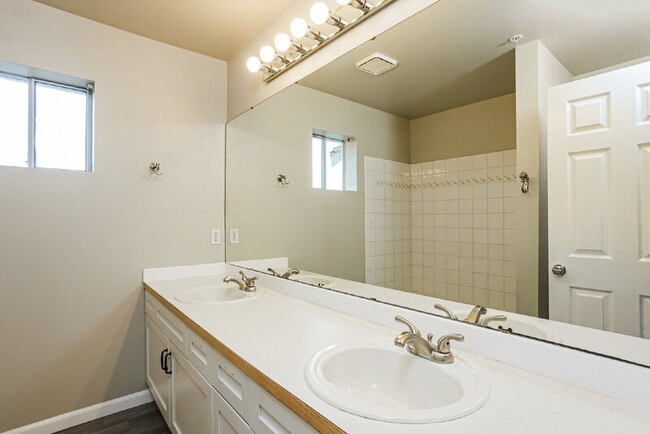 Building Photo - 2101 NW Pacific Elm Dr