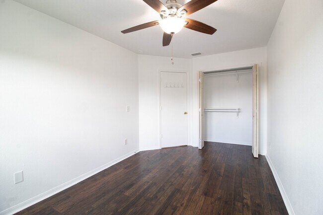 Building Photo - 275 Mango Dr