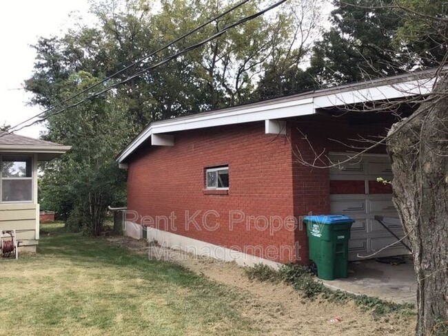 Building Photo - 5323 NW Edgewood Cir