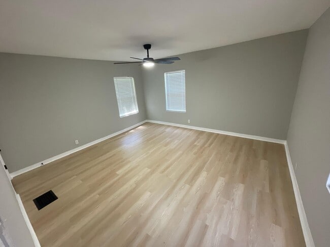 Building Photo - 2910 Belleview Ave