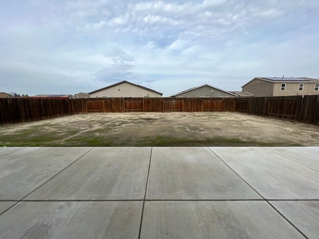 Building Photo - Southwest 4 bedroom Home