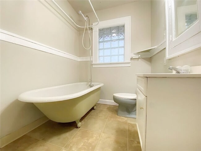 Building Photo - Charming 2-Bedroom Home with Hardwood Floors & Great Location Near Des Moines