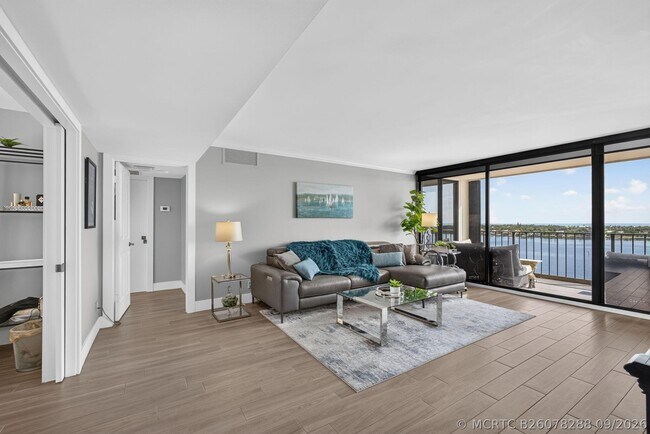 Building Photo - 126 Lakeshore Dr