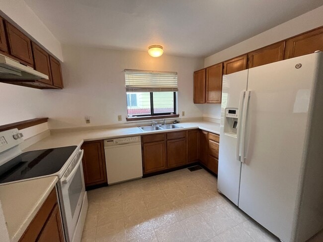 Building Photo - Beautiful 3 bed 2 1/2 bath with 2 car garage! (NEW PICTURES TO COME!!)