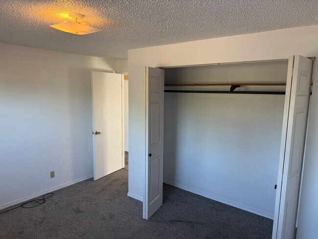 Building Photo - 2 bedroom 1 bath duplex in Springfield!