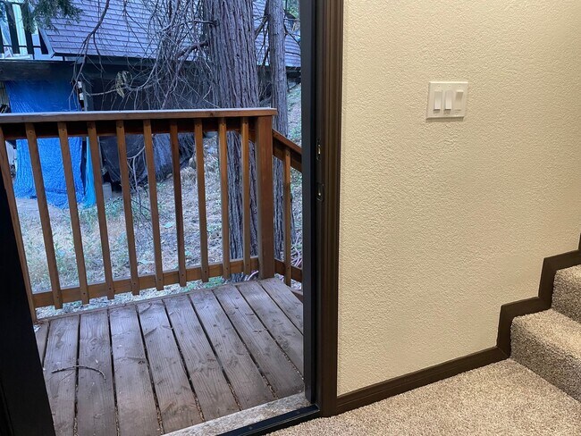 Building Photo - Fabulous mountain retreat freeway close!