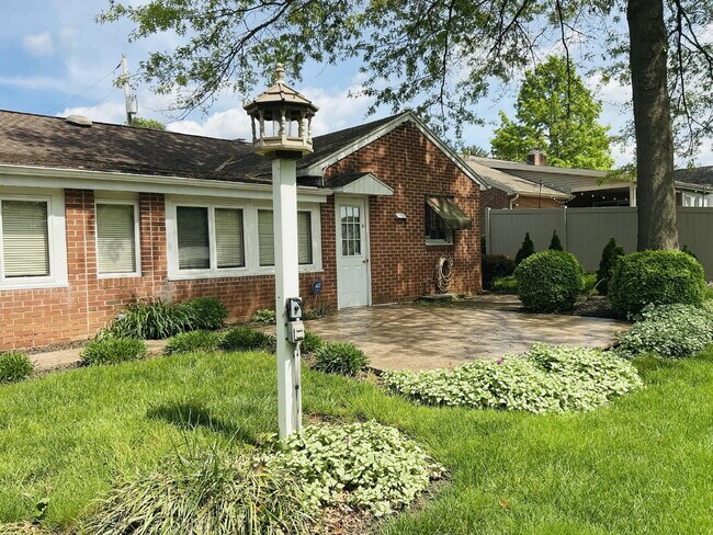 Building Photo - "Charming 3-Bedroom Home with 2 Full Baths...