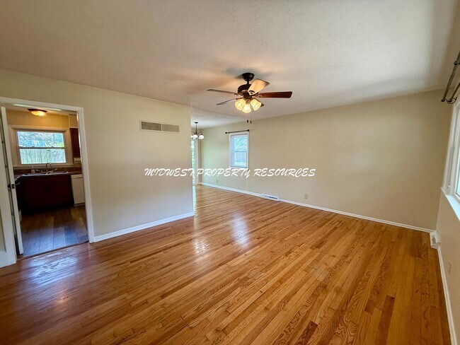 Building Photo - Spacious Home 3 Bedroom w/Fin basement for...