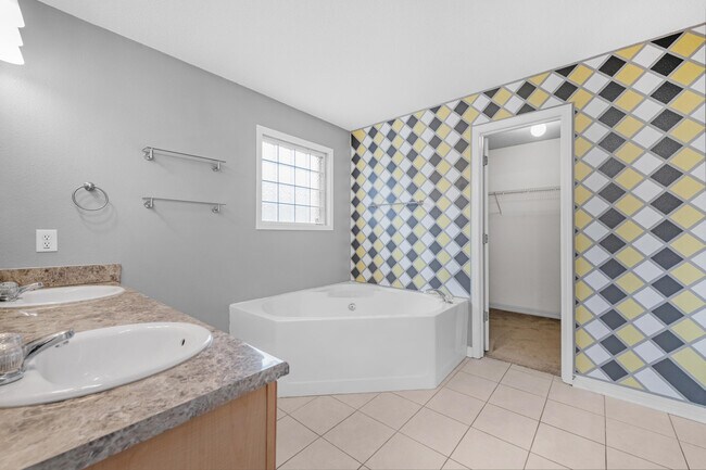 Building Photo - 1484 Longbranch Dr