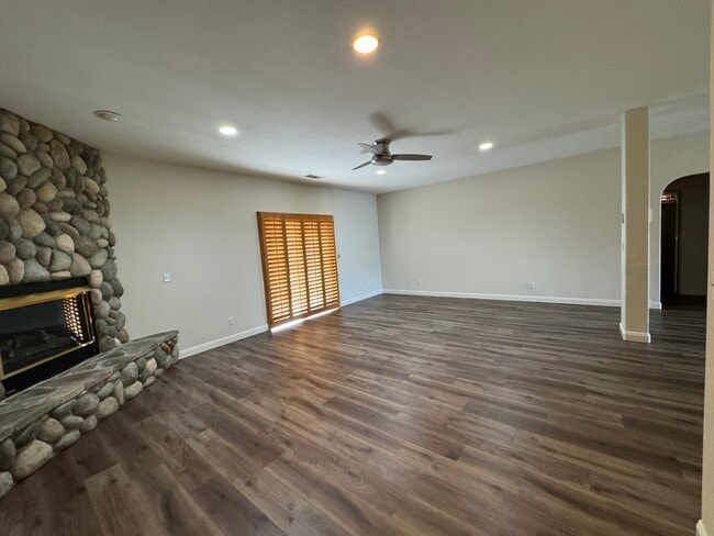 Building Photo - 767 Kingman Dr