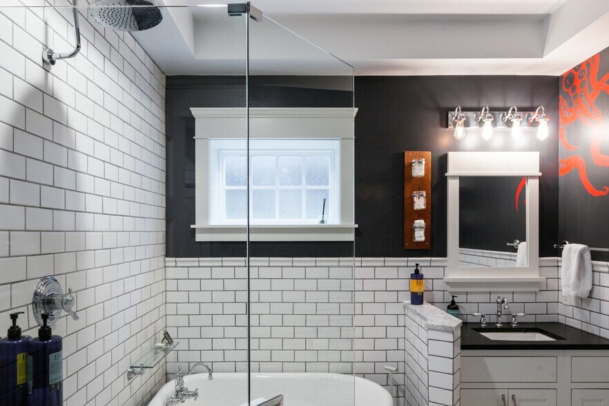 Building Photo - 337 NE 54th St