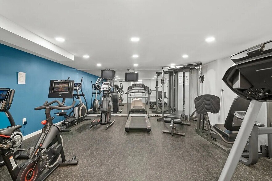 Building Photo - 7901 Roosevelt Blvd