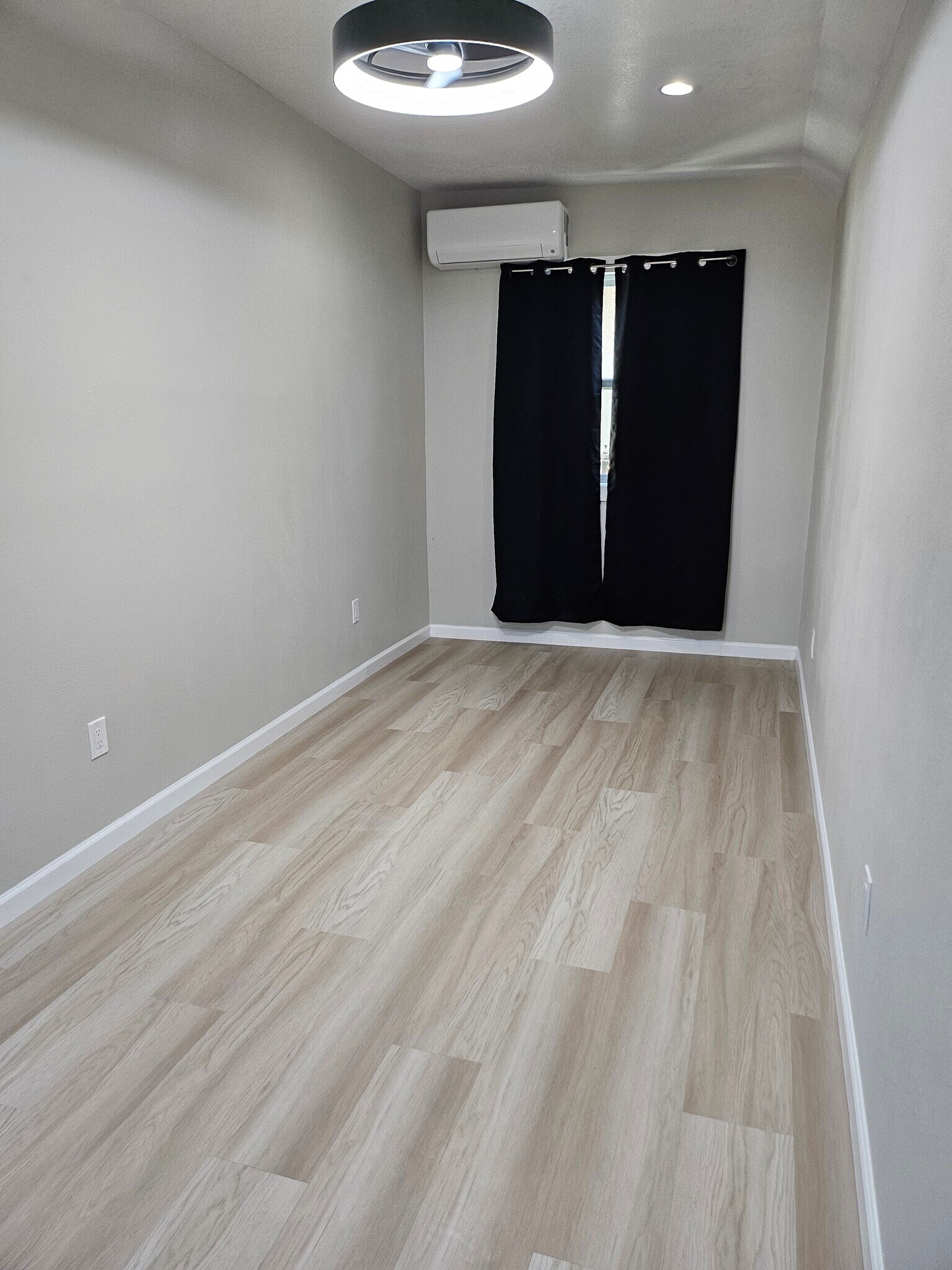 Building Photo - 1175 N Normandie Ave