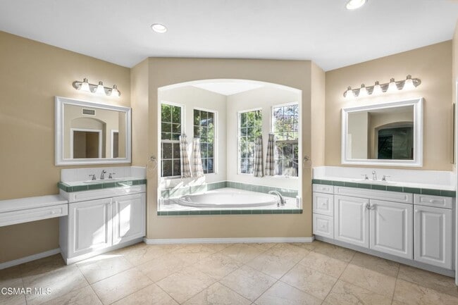 Building Photo - Beautiful 5 bed, 4.5 bath pool home in Wood Ranch