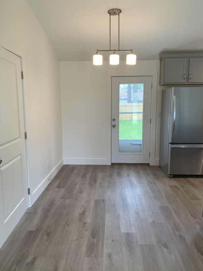 Building Photo - 1425 Mixon Dr