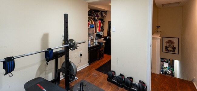 Building Photo - Beautiful 2 bedroom Bi level unit