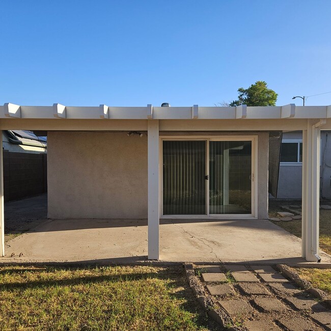 Building Photo - Updated Rental Available Now!