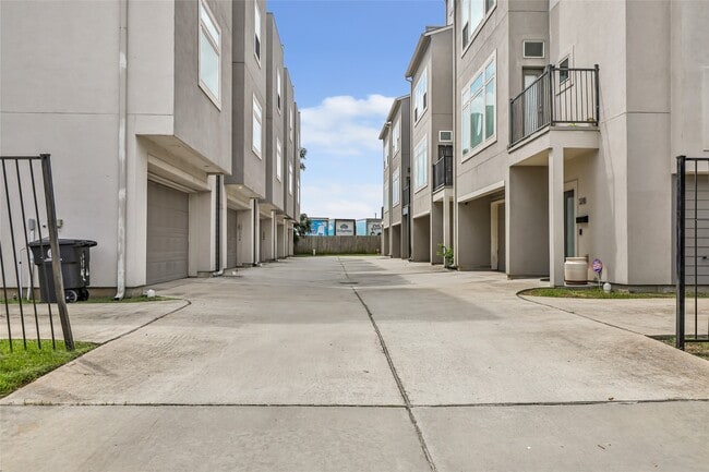 Building Photo - 1310 Roberts St