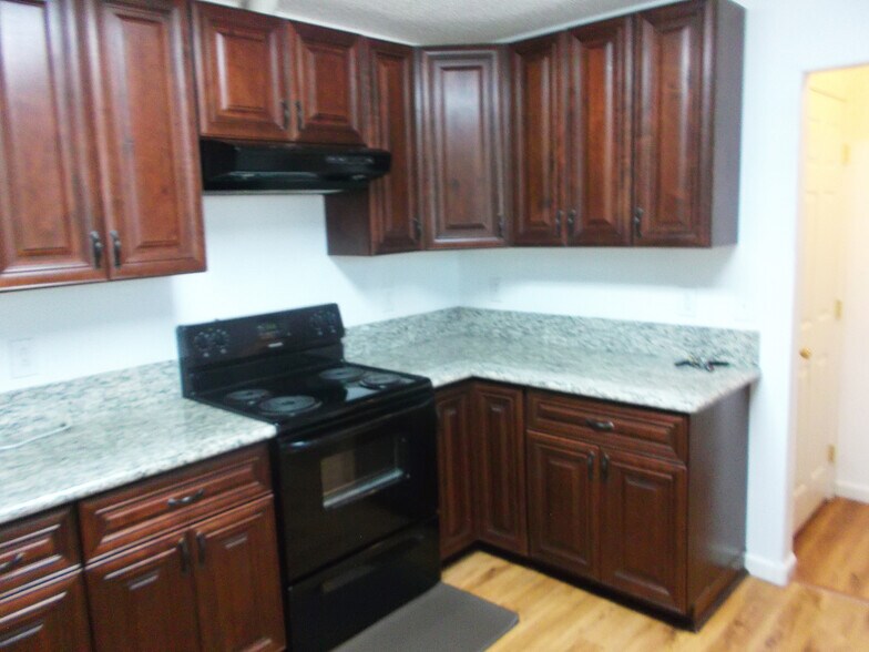Kitchen - 6225 Cedarwood Ave