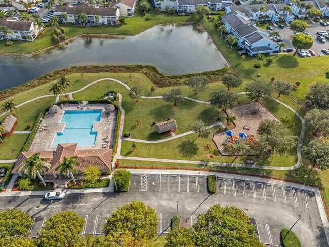 Building Photo - Stunning lakefront townhouse in gated Homestead community.