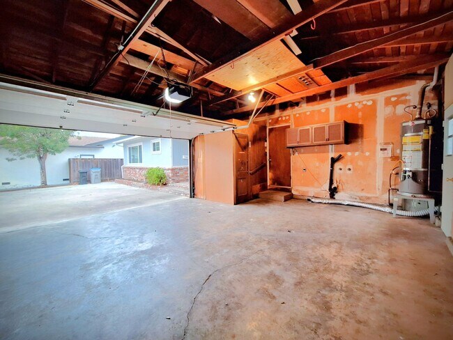 Building Photo - Charming Single Story 3bd House with Large Yard!