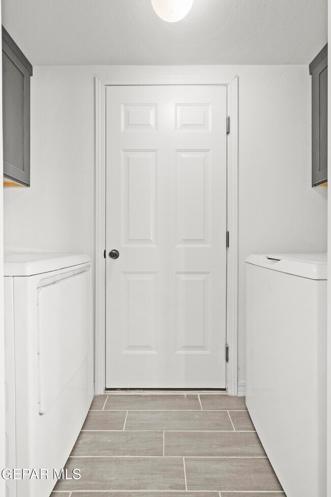 Building Photo - 1041 Summer Lake St