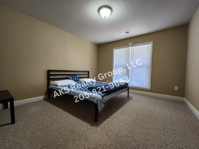 Building Photo - 732 Flag Cir