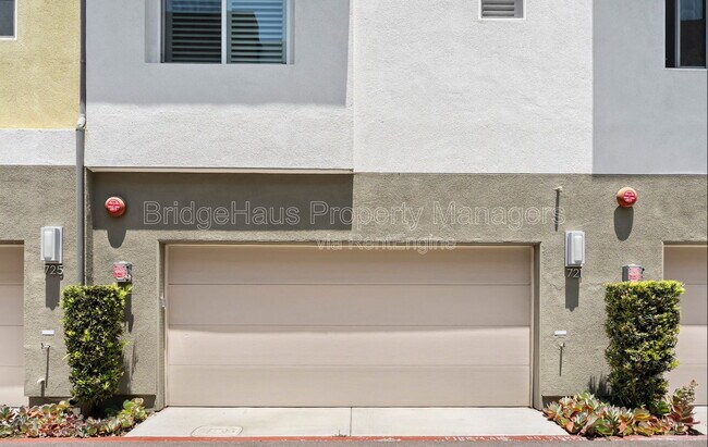 Building Photo - 721 Shoreline Rd