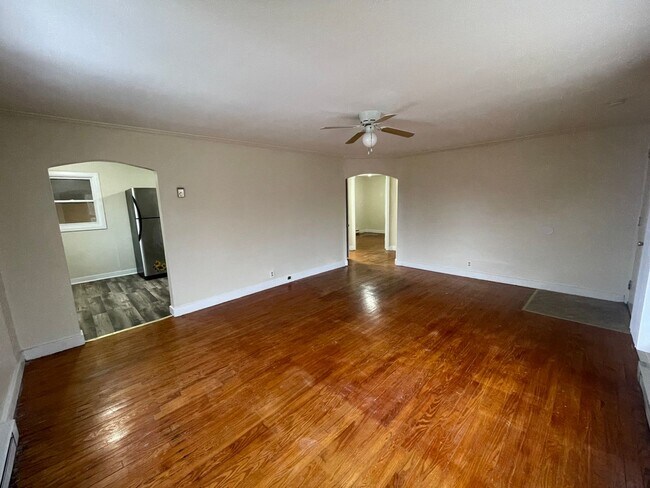Building Photo - 3 Bedroom 1 Bathroom house Available Now!