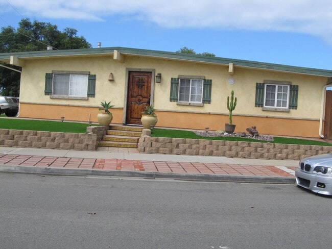 Building Photo - Large Studio with extra room and washer dryer