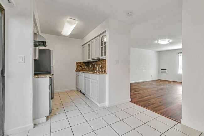 Building Photo - 2BR 1.5BA Condo For Rent – Prime Central F...