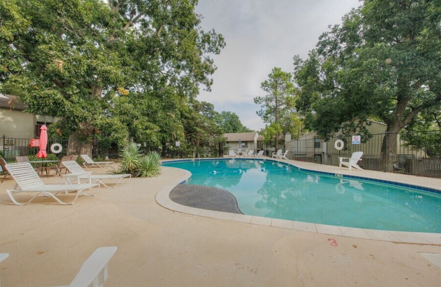 Building Photo - 819 Red Bird Ln