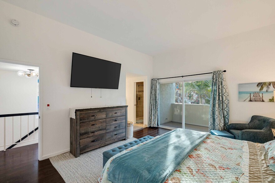 Building Photo - 255 Valley Dr