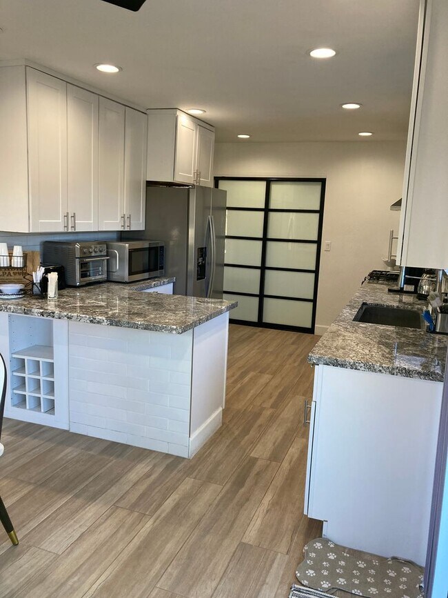 Building Photo - Gorgeous, modern, remodeled, furnished ren...