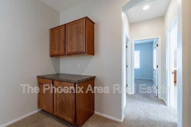 Building Photo - 2189 S Sanders Dr