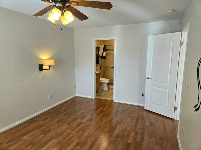 Building Photo - 7130 Shoreline Dr