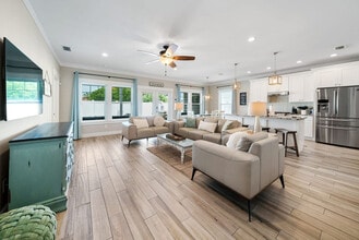 Building Photo - 121 Christmas Tree Ln