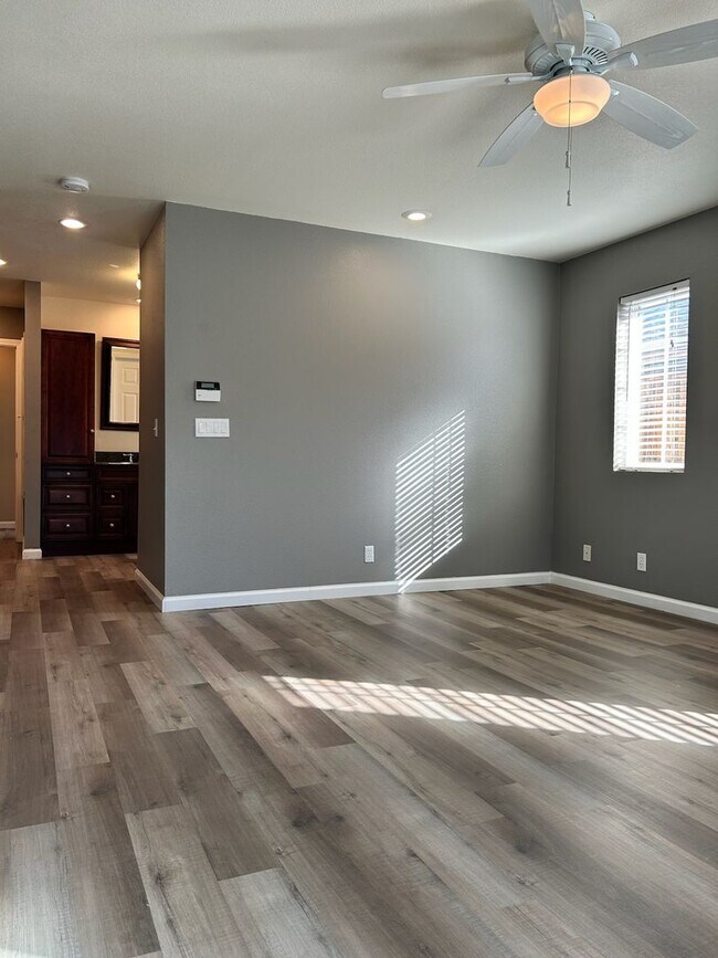 Building Photo - Please contact Vaughn Realty to set up an appointment, 760-446-6561