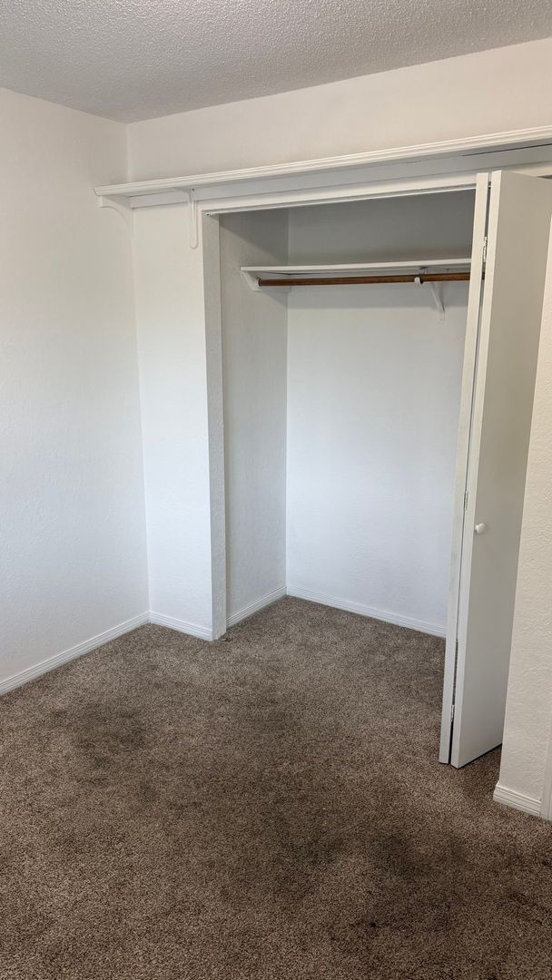 Building Photo - 3 Bed 2 1/4 Bath Townhome