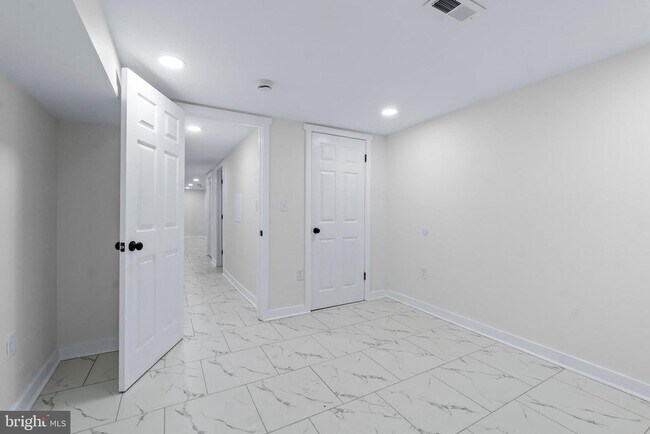 Building Photo - 530 E 38th St