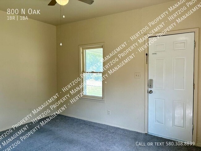 Building Photo - 800 N Oak-
