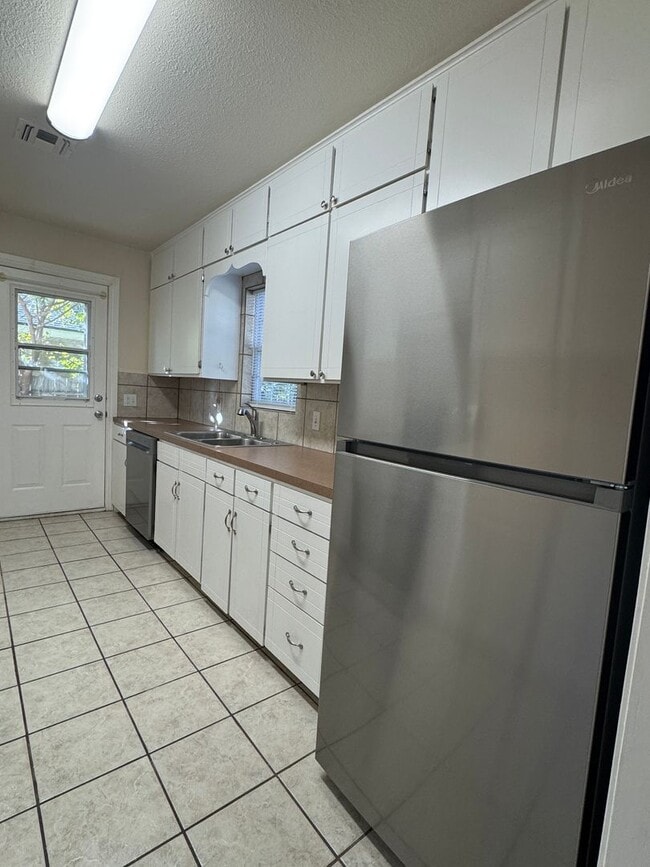 Building Photo - 3109 NW Liberty- AVAILABLE NOW!