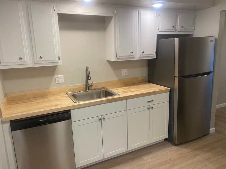 Building Photo - 74 Willowick Dr