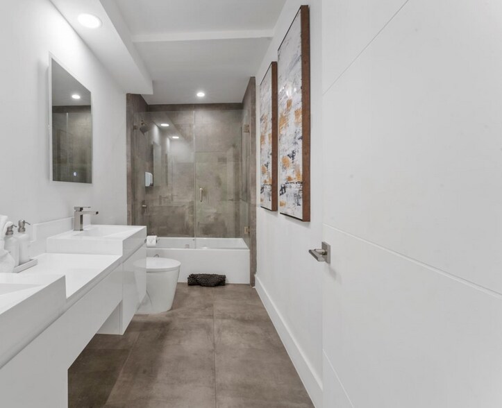 Building Photo - 7610 Bayside Ln