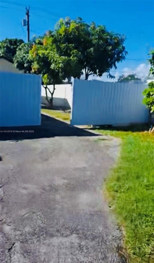 Building Photo - 16020 SW 98th Ct